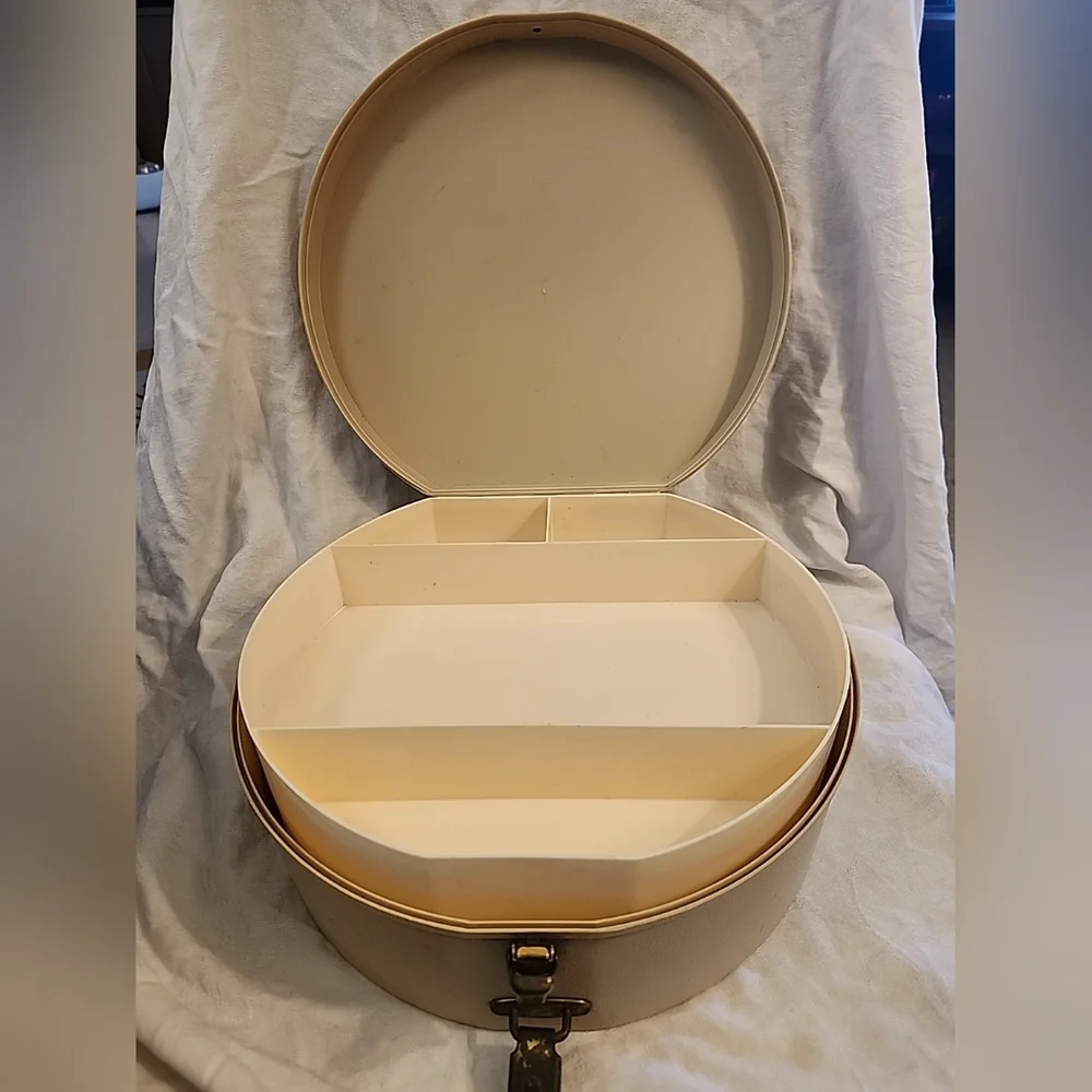 Vintage 60's Beige Hard Plastic Round Travel / Make Up Case/Jewelery Box